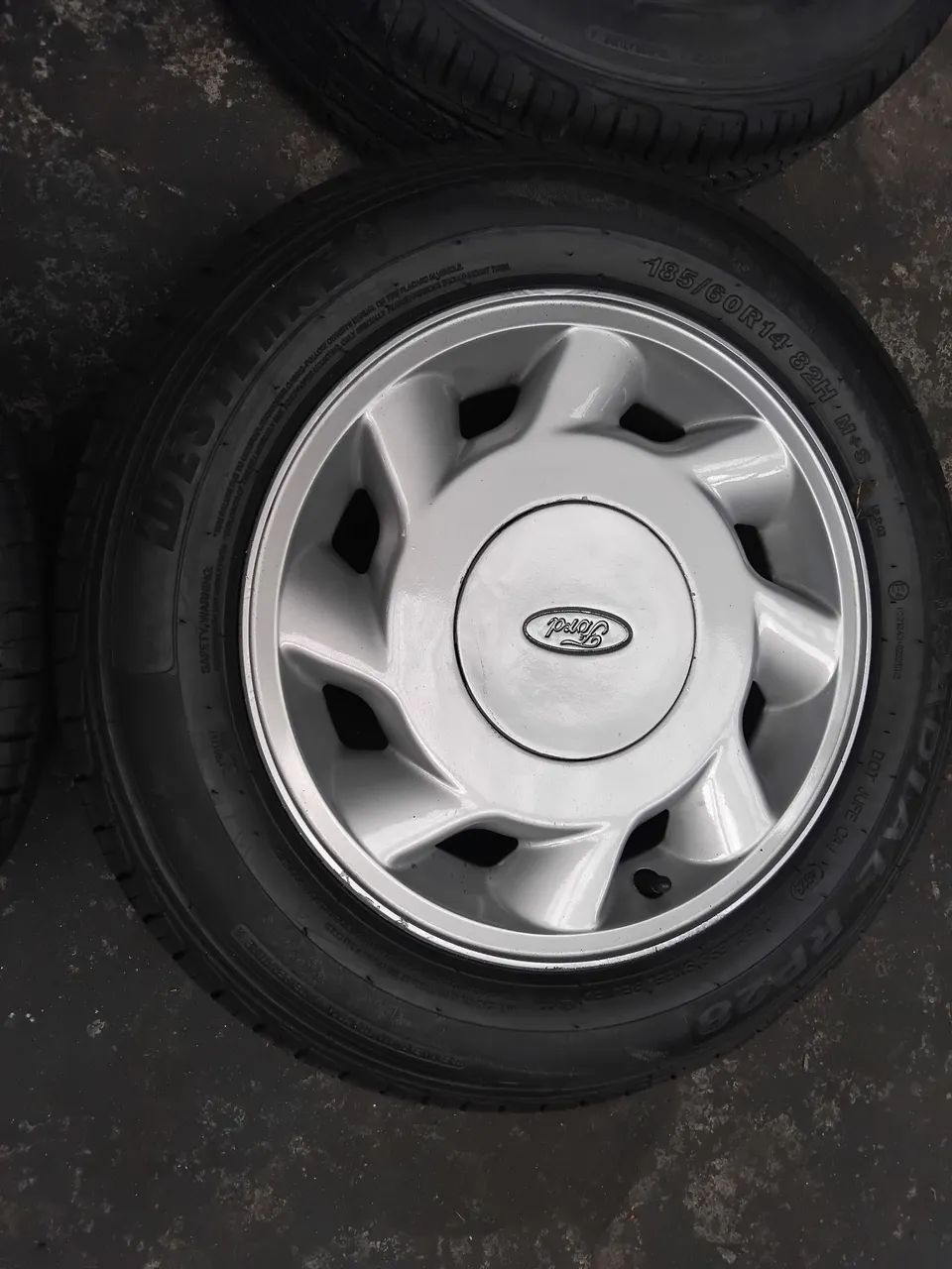 Jogo de Rodas aro 14 do escort xr3 1994 pneus novos rodas originais  - Foto 4