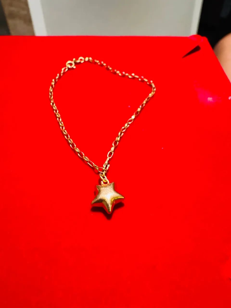 Pulseira em ouro com pingente estrela 