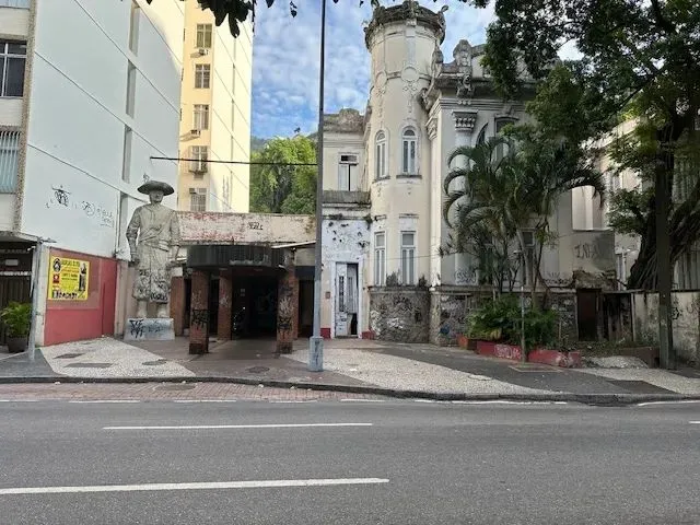 Imóvel para aluguel possui 1200 metros quadrados em Laranjeiras - Rio de Janeiro - RJ