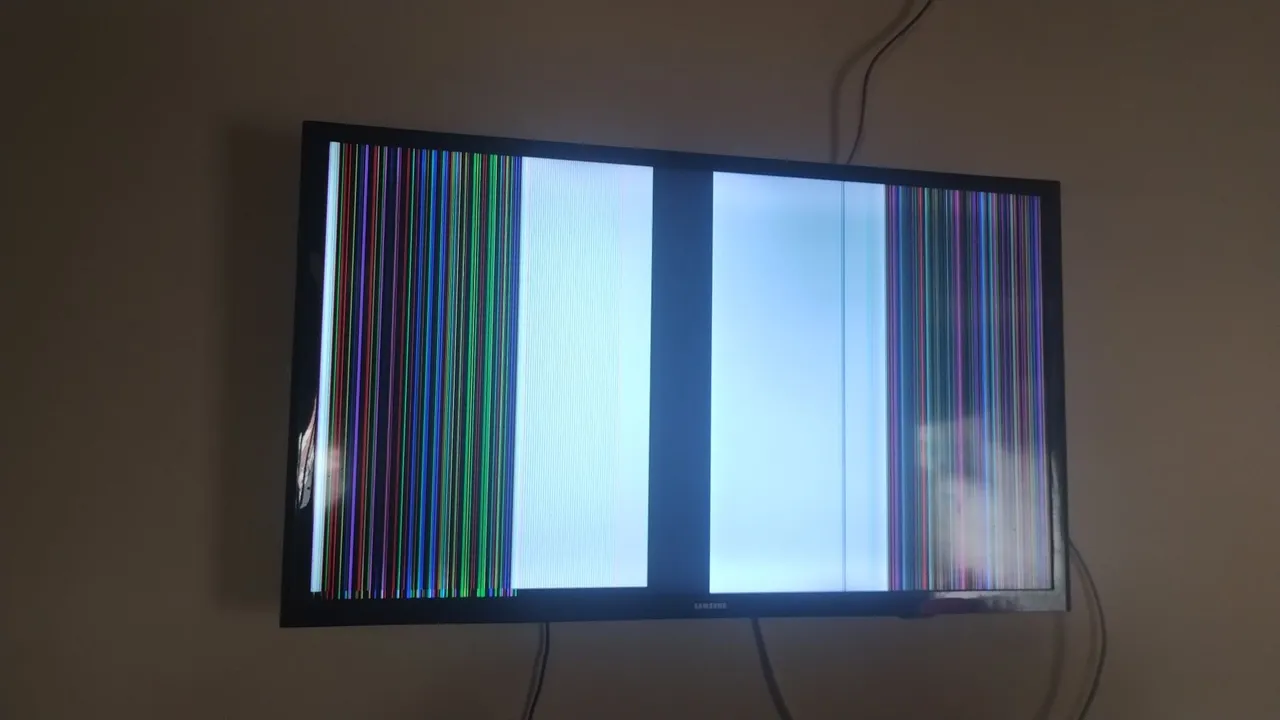 Vendo TV Samsung com tela danificada - Necessita reparo