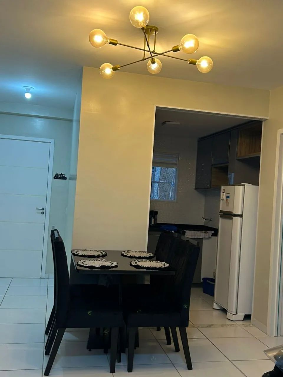 Mesa de Jantar Elegante com Cadeiras - Impecável! - Foto 3