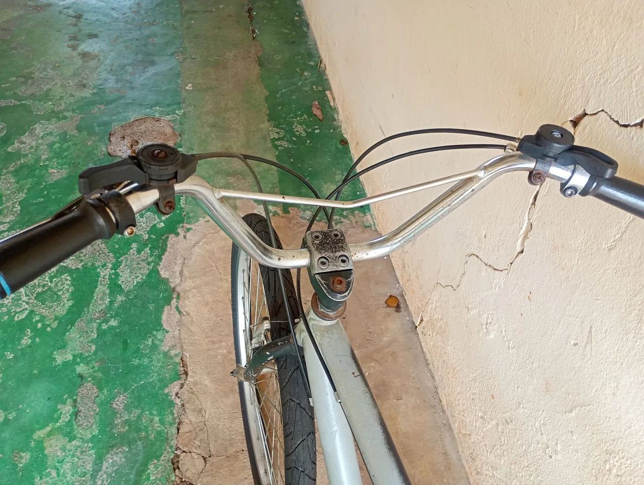 Vendo bicicleta aro 26 conservada pra vim buscar 300 reais aceito Pix  - Foto 3