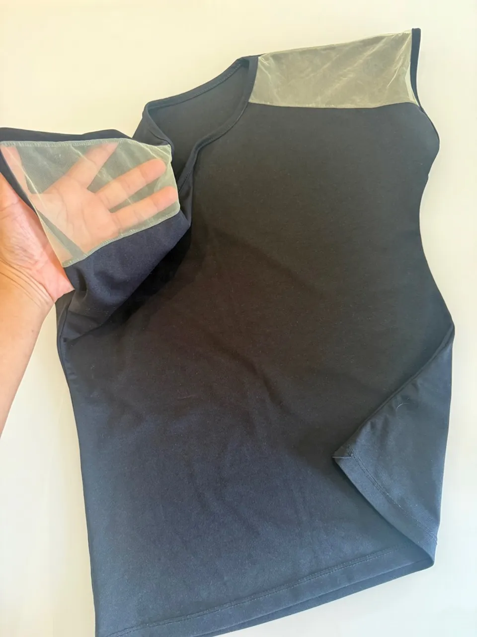 Blusinha preto com detalhe em tule