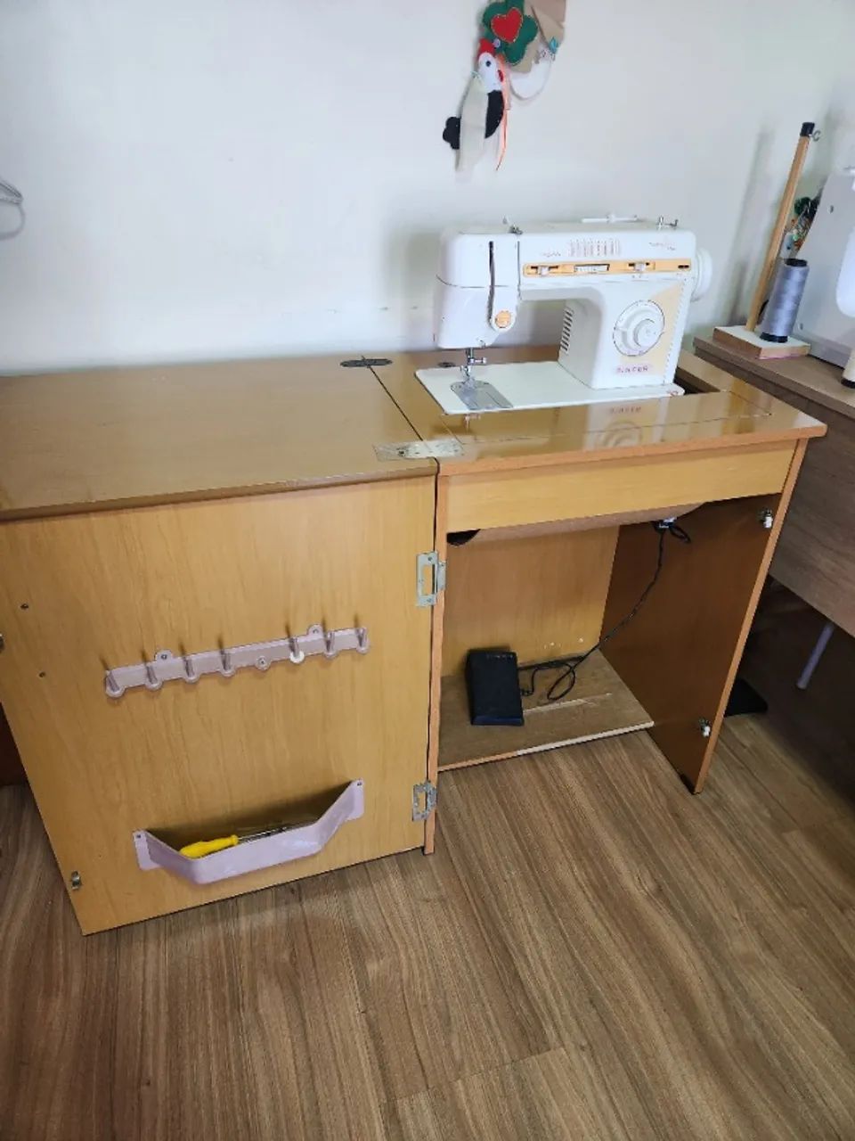 Maquina de costura Singer, completa, com gabinete - Foto 5