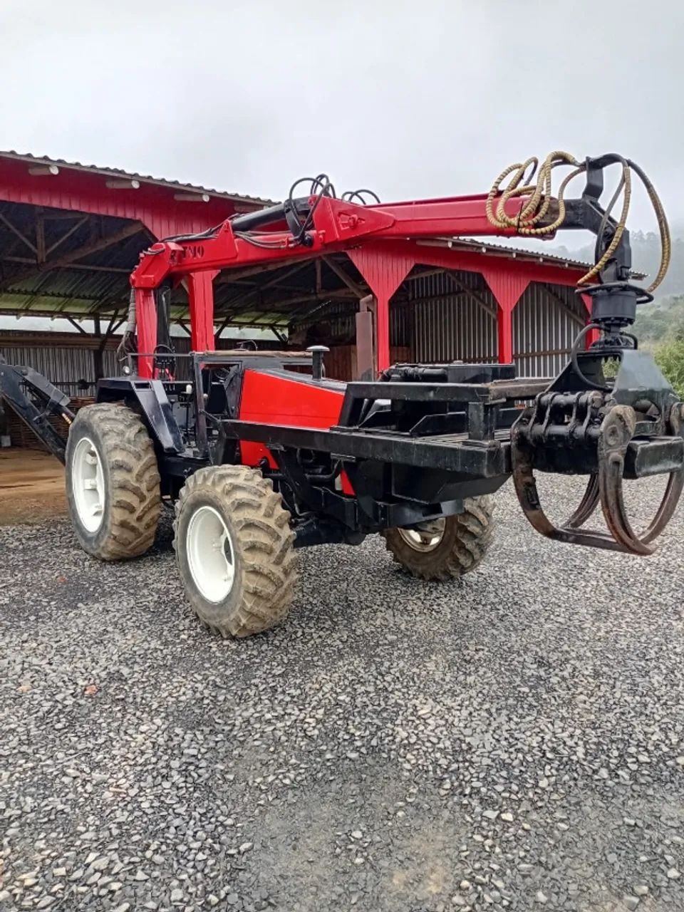 Trator Valtra com Grua Florestal da TMO