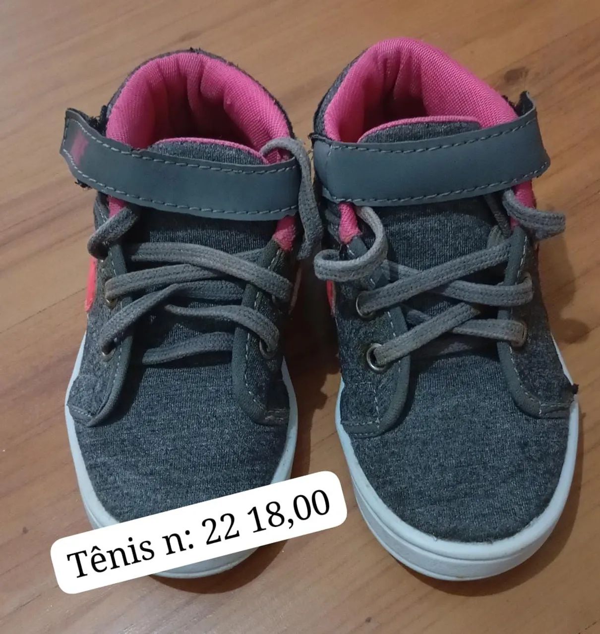 Tênis infantil cinza com detalhes rosa