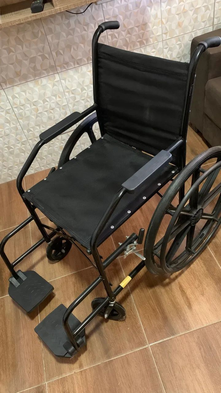 Cadeira de rodas seminova (para vir buscar) - Foto 2
