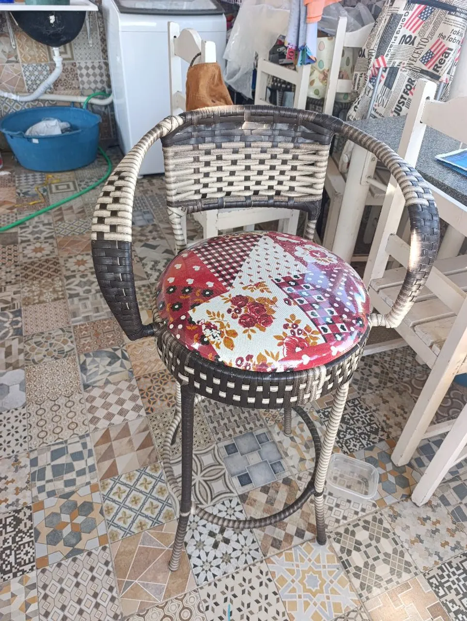Banqueta Giratória Estofada com Design Moderno