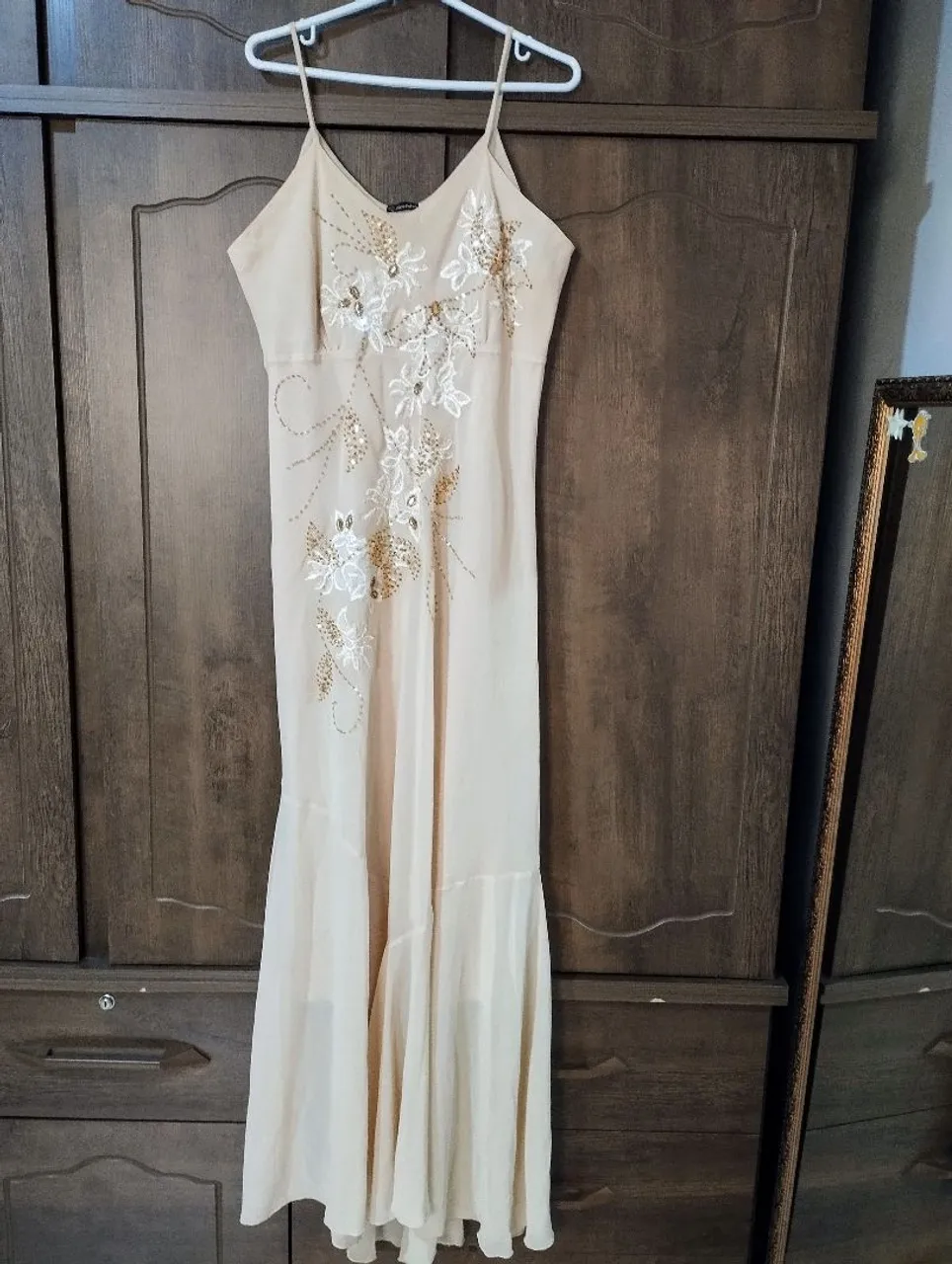 Vestido longo bege com bordados