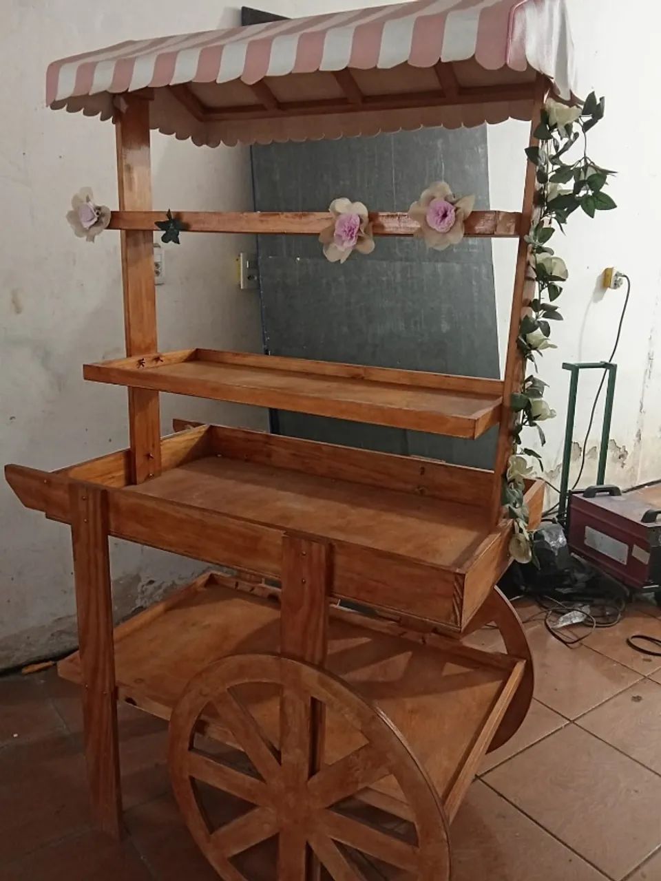 Carrinho Expositores de Madeira - Foto 2