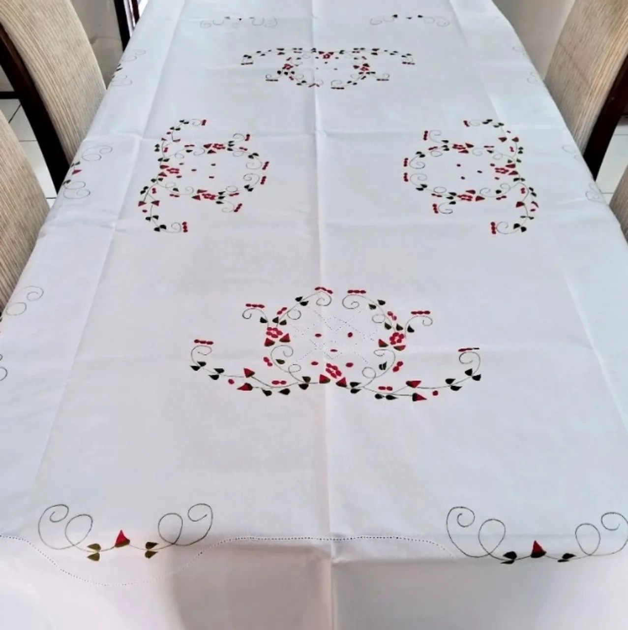 Toalha de mesa bordada