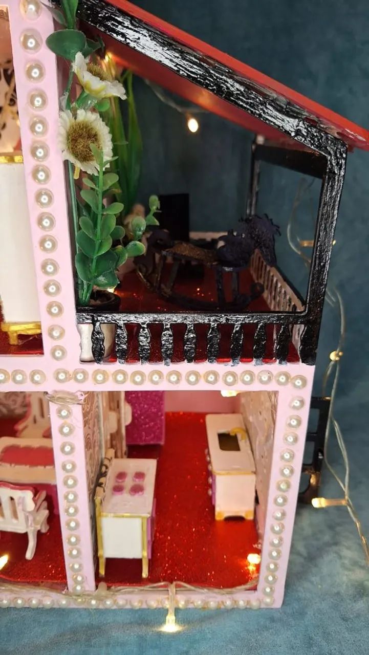 Casinha de Boneca montada decorada com móveis e luz  - Foto 4