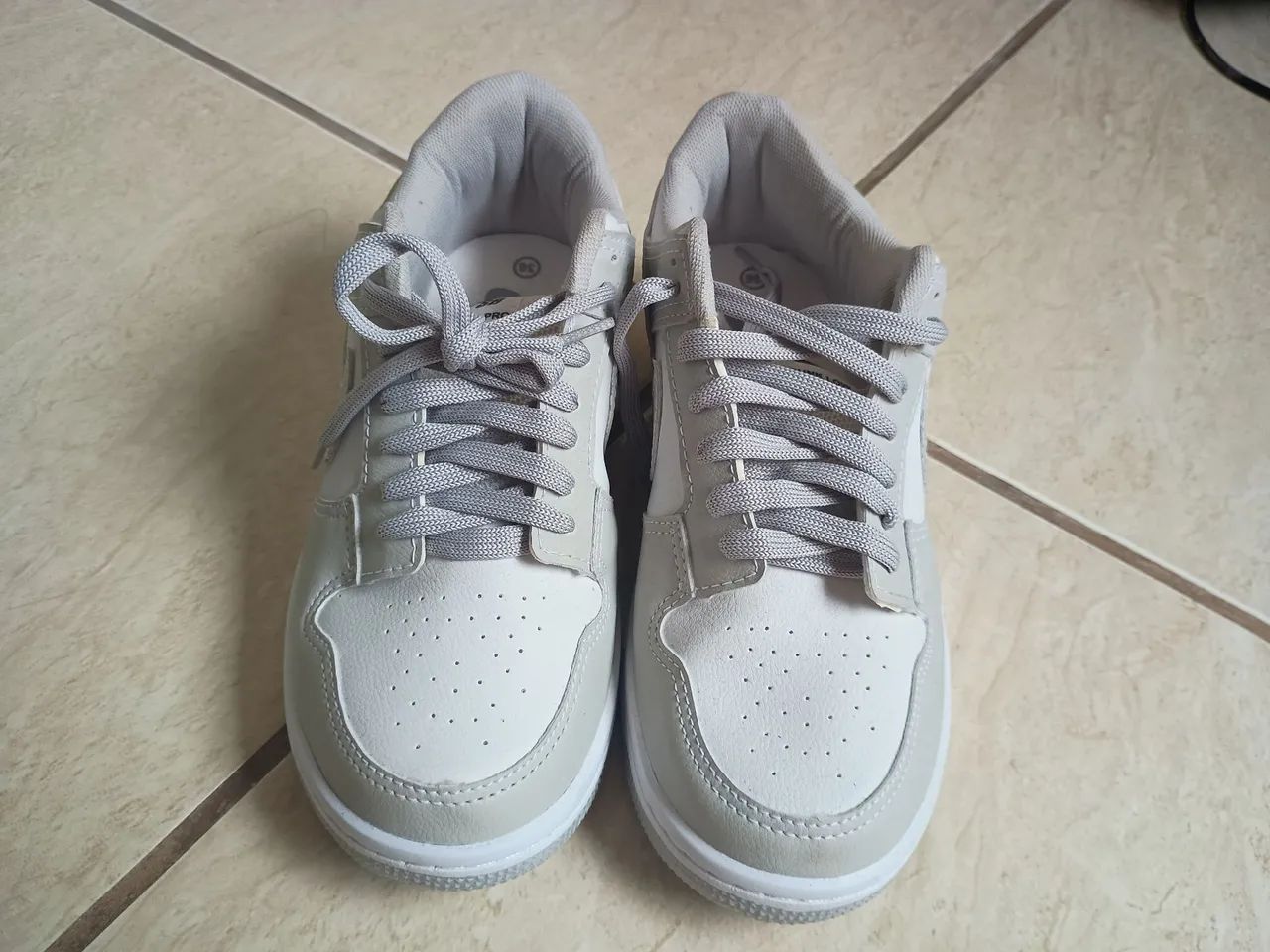  Vendo Tênis Nike Dunk Low cinza e branco  - Foto 2