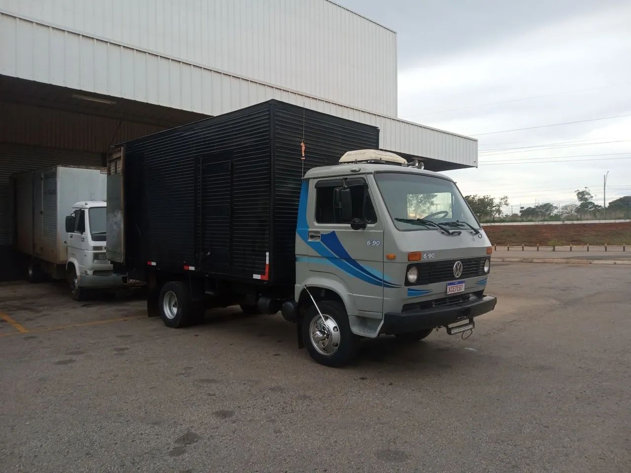 Caminhão Volkswagen 6.90 Baú - Ótimo estado! - Foto 4