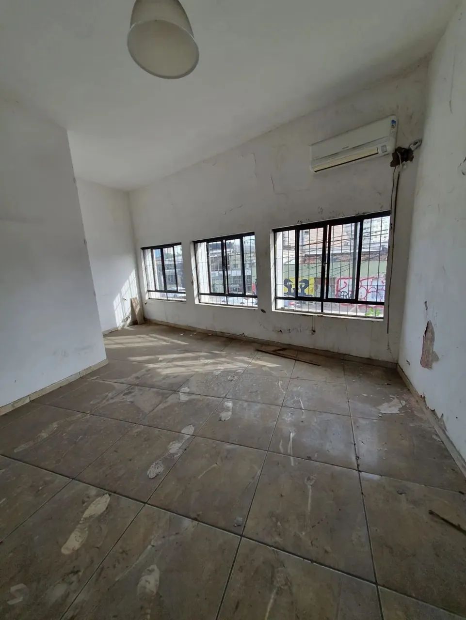 Loja comercial localizada na Avenida Professor Oscar Pereira