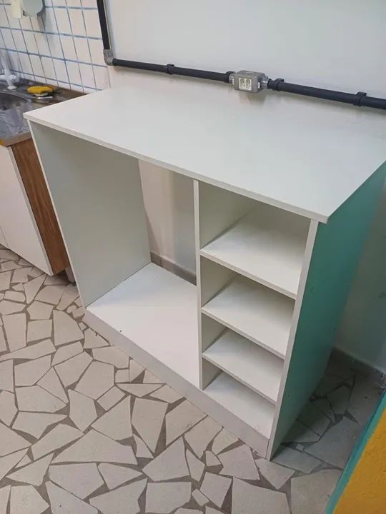 Balcão com cabideiro e prateleiras