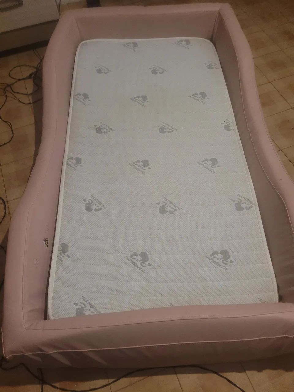 Cama de chão simi nova 