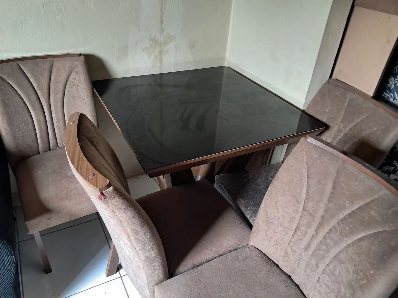 Vende-se mesa