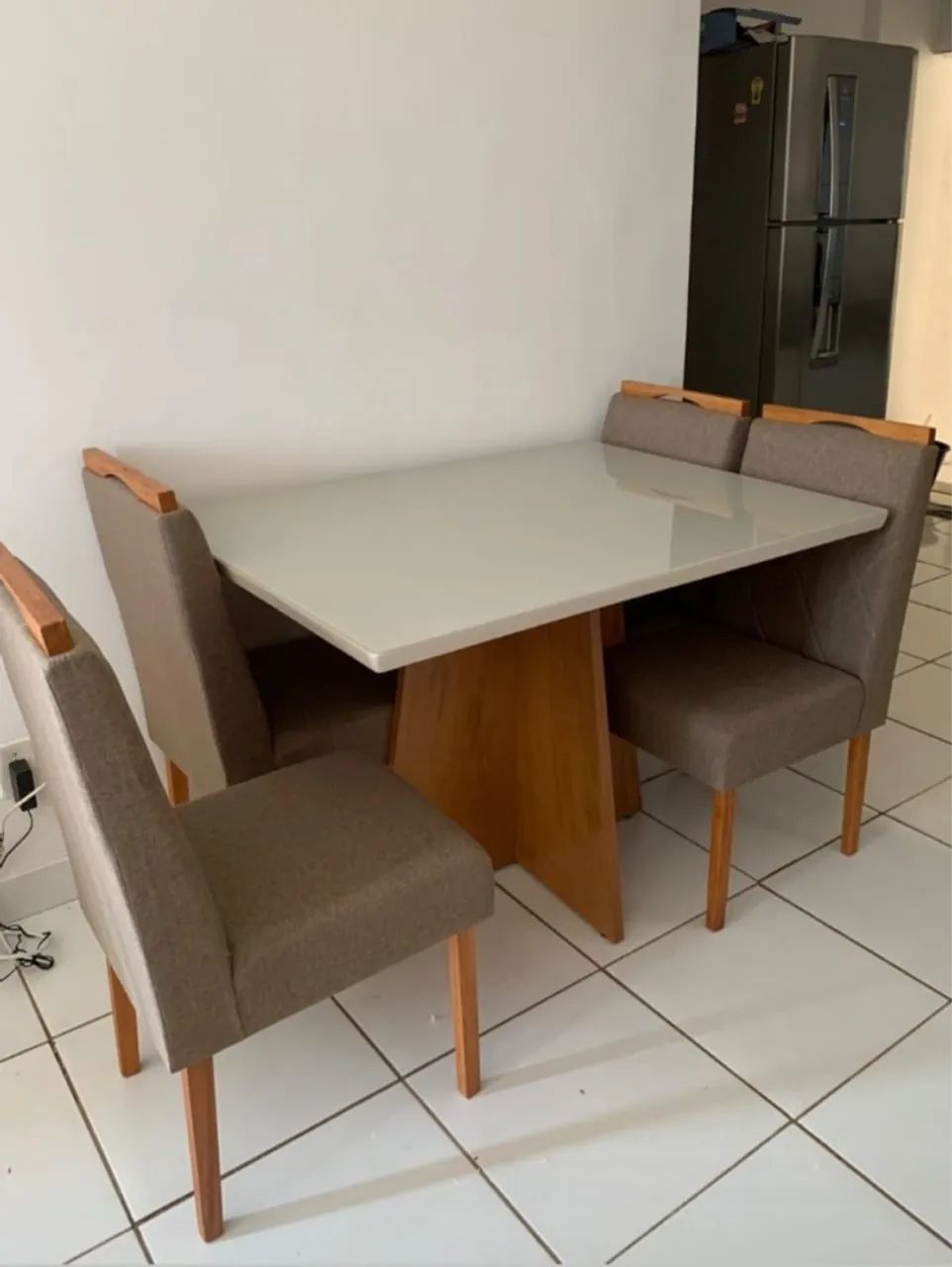 Mesa de jantar com 4 cadeiras