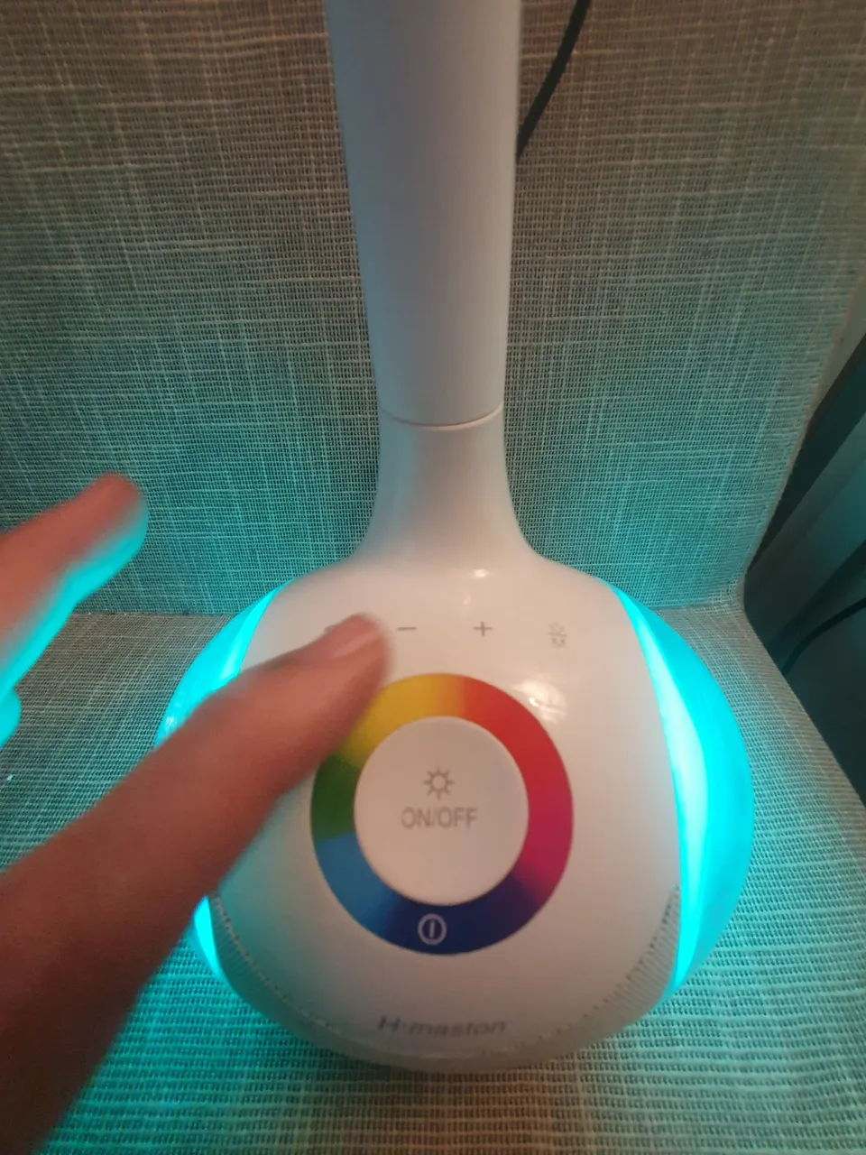 Abajur LED com controle de cores e intensidade