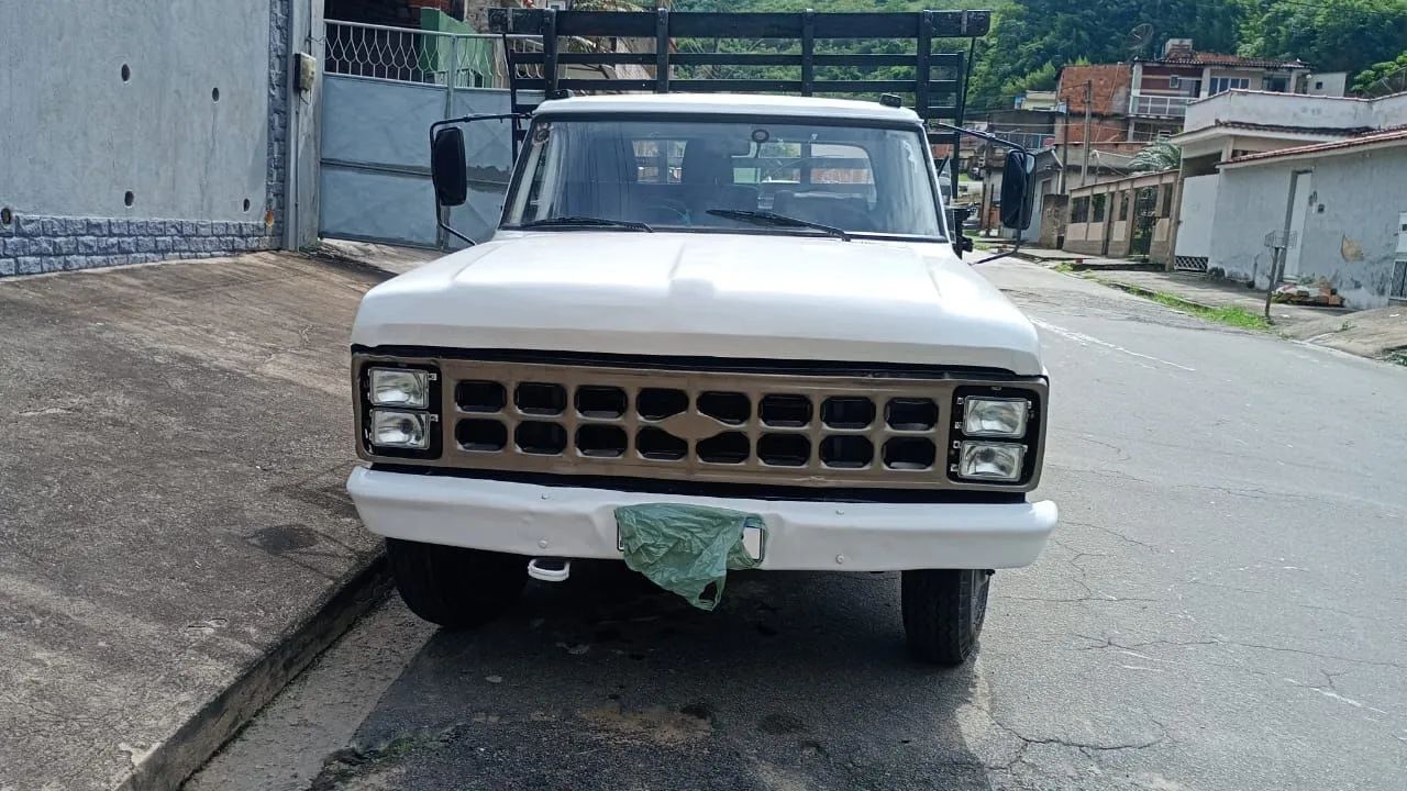 Caminhão F4000 pronto para trabalhar