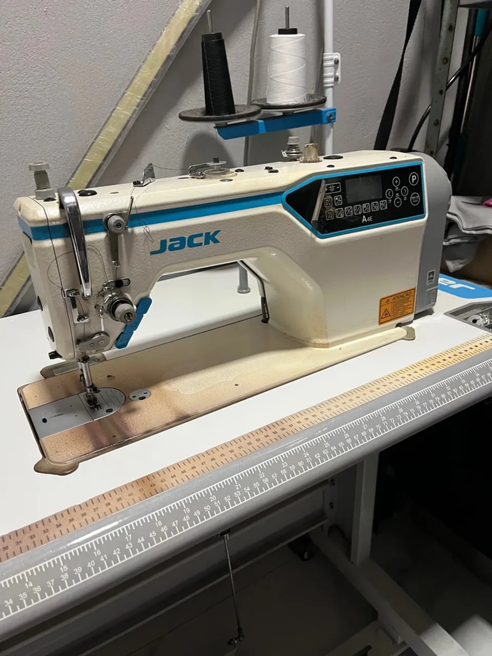 Máquina de costura reta e overlok