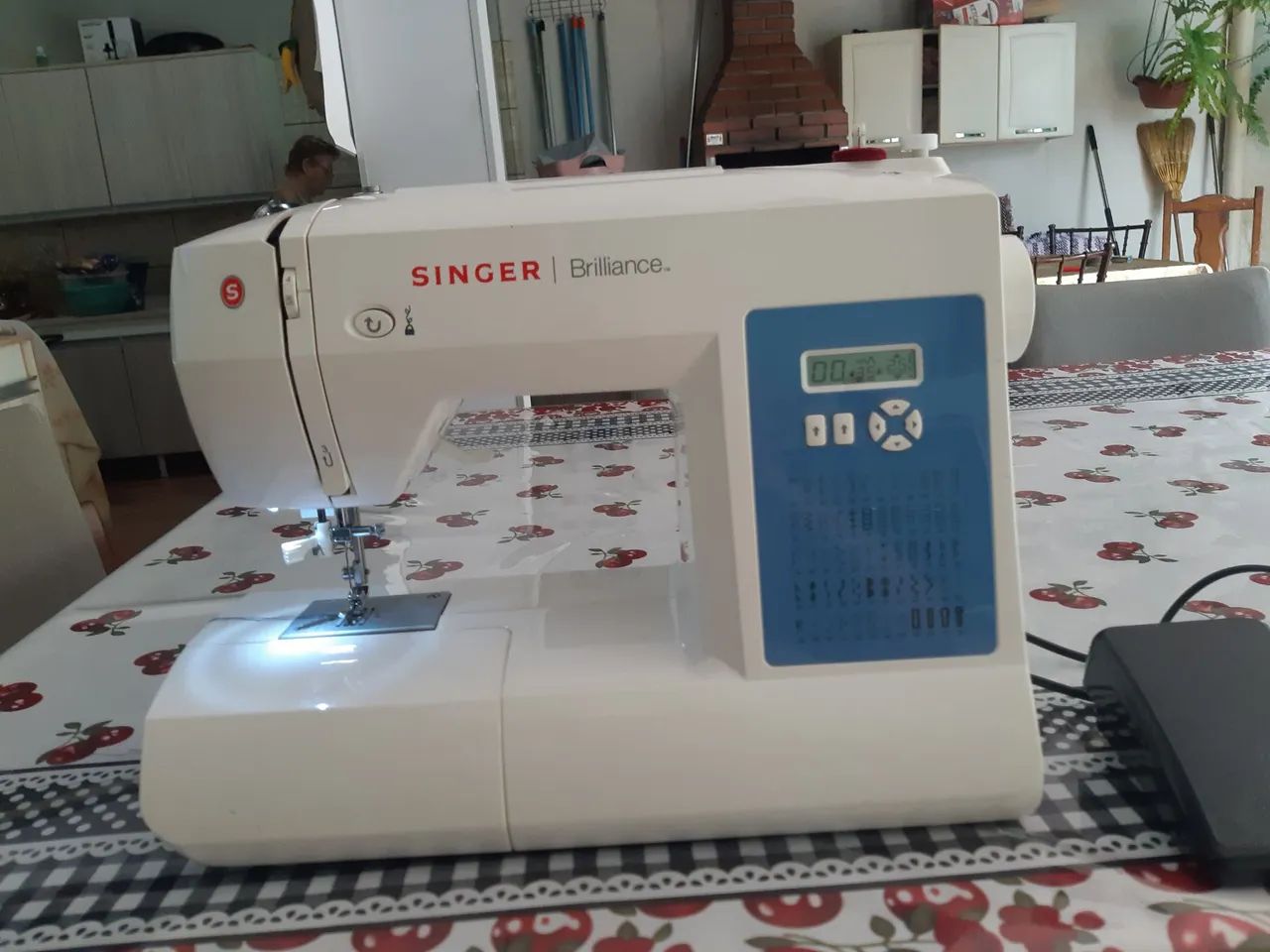 Máquina de Costura Singer - Excelente Estado! - Foto 2