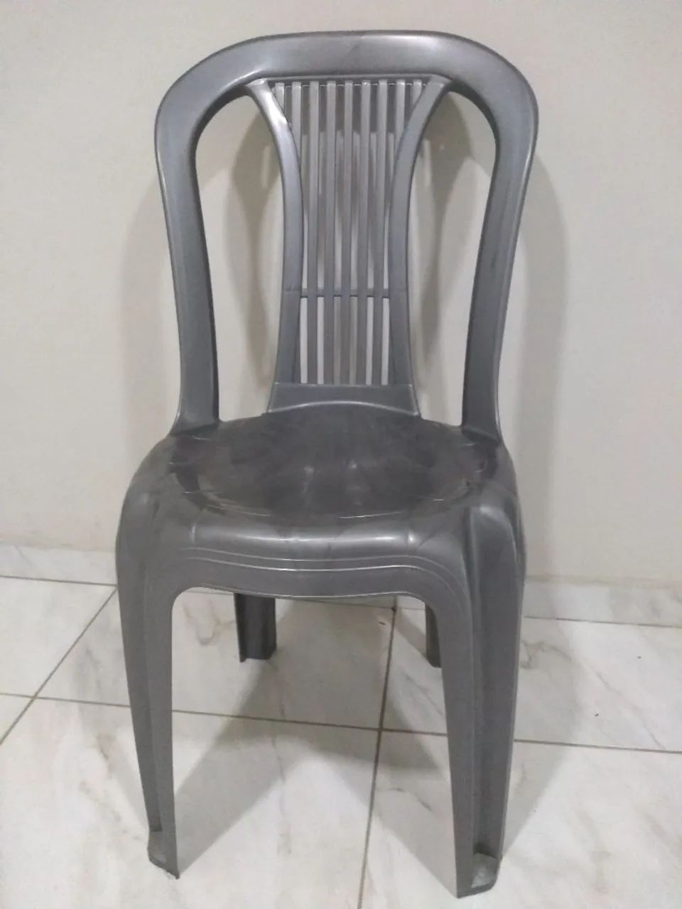 Cadeira de plástico cinza 