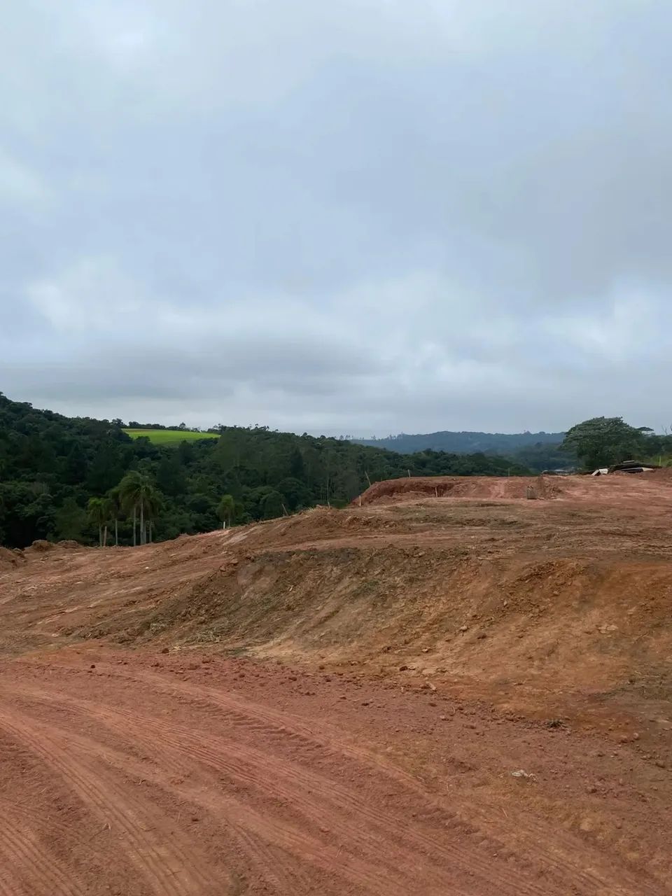 Seu refúgio em Ibiúna com lago, trilhas e bosque