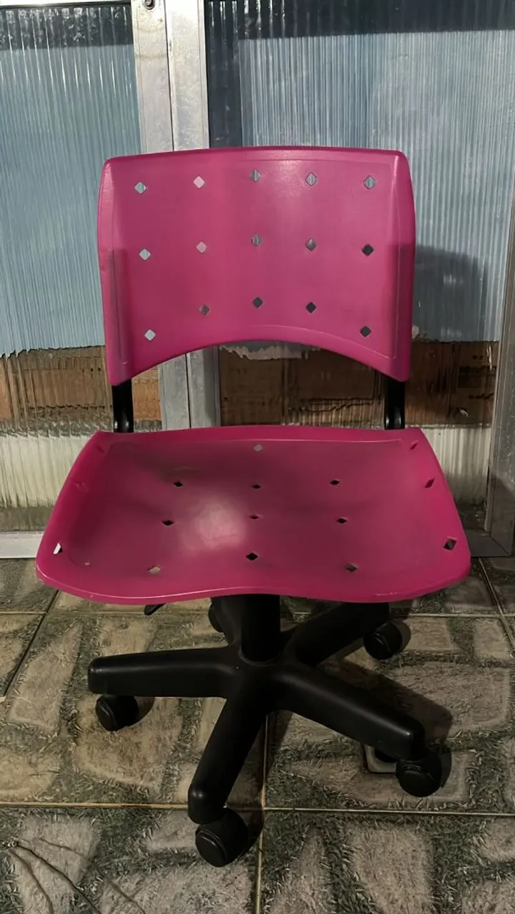 Cadeira de escritório rosa com rodinhas
