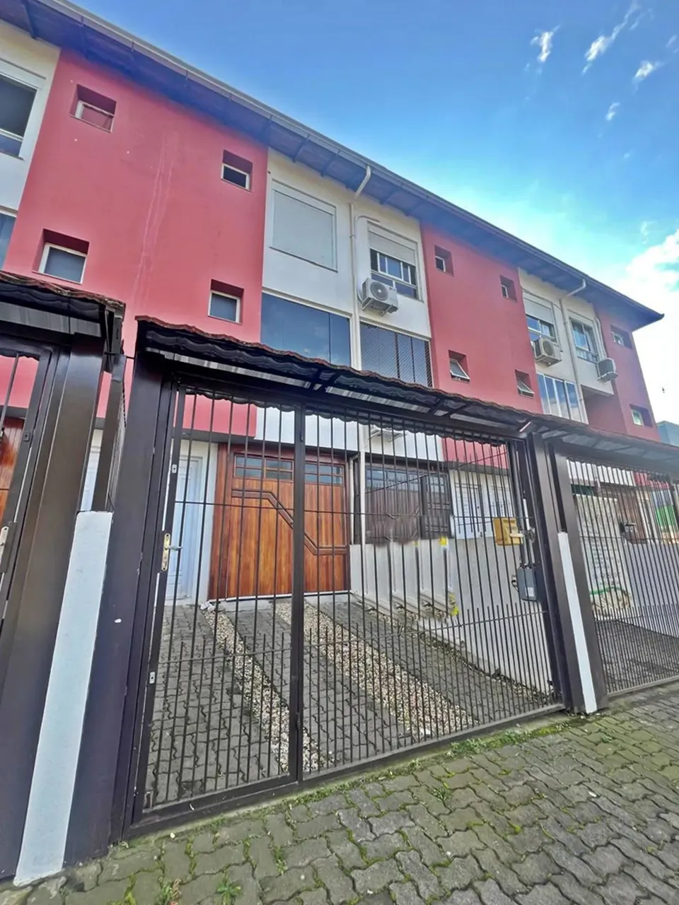 Sobrado para aluguel possui 98 metros quadrados com 2 quartos em Ana Rech - Caxias do Sul