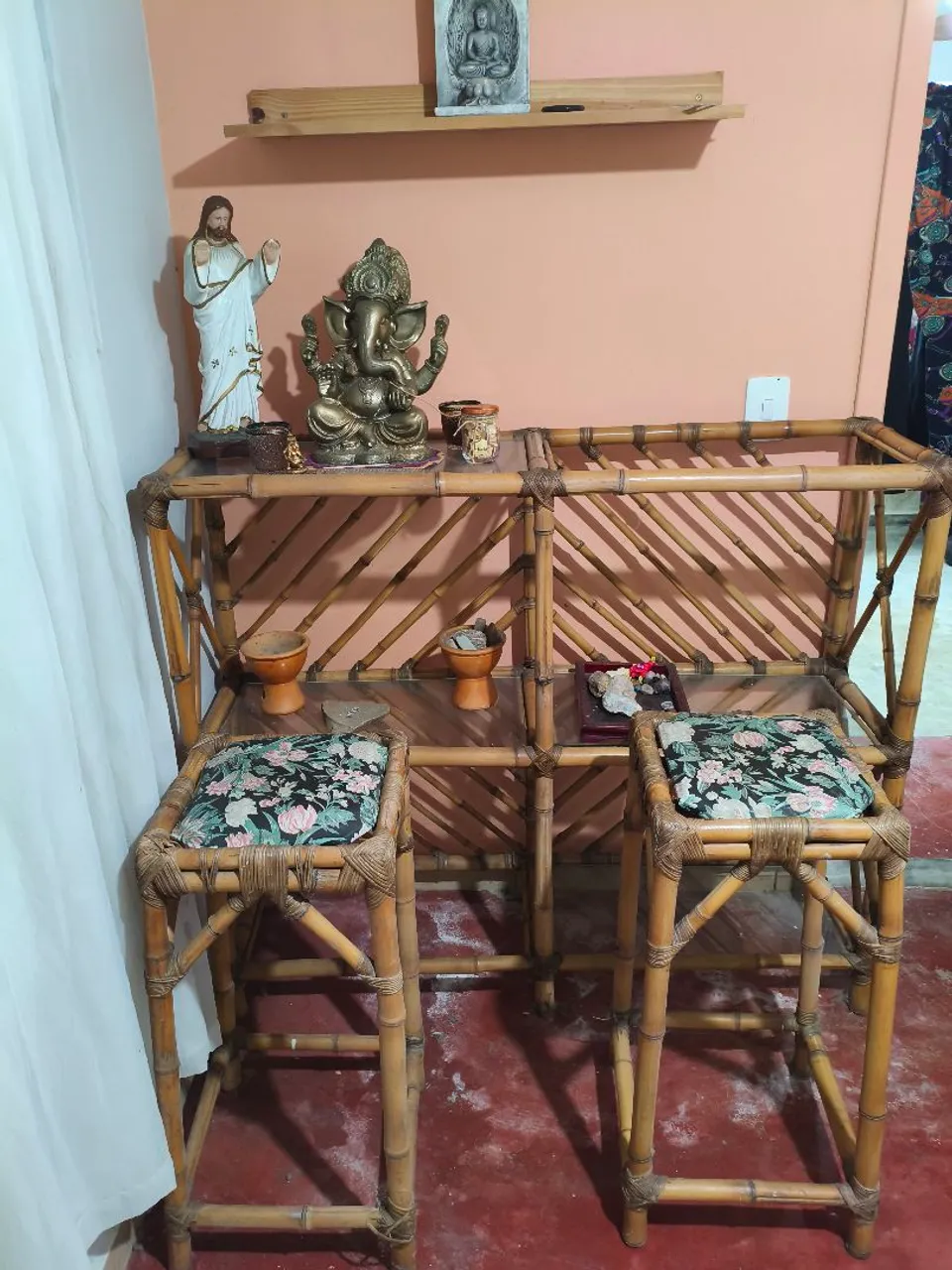 Conjunto de mesa e bancos de cana da índia