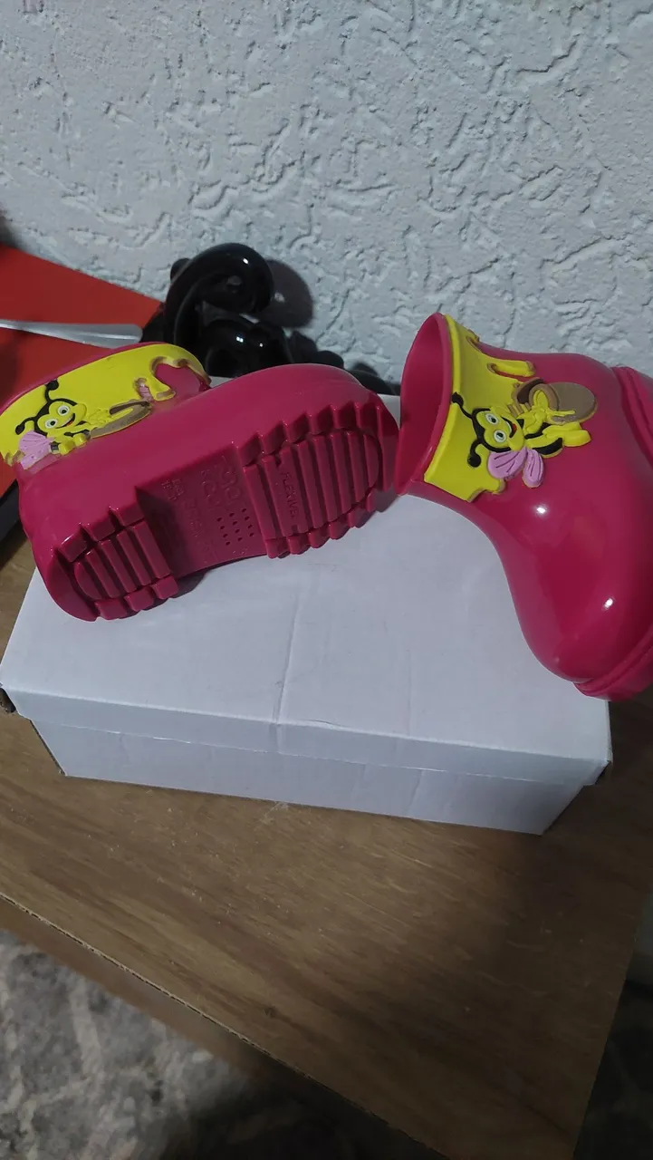 Botas de Bebê com Abelhinha tamanho 19/20 novo so 35 reais *zap