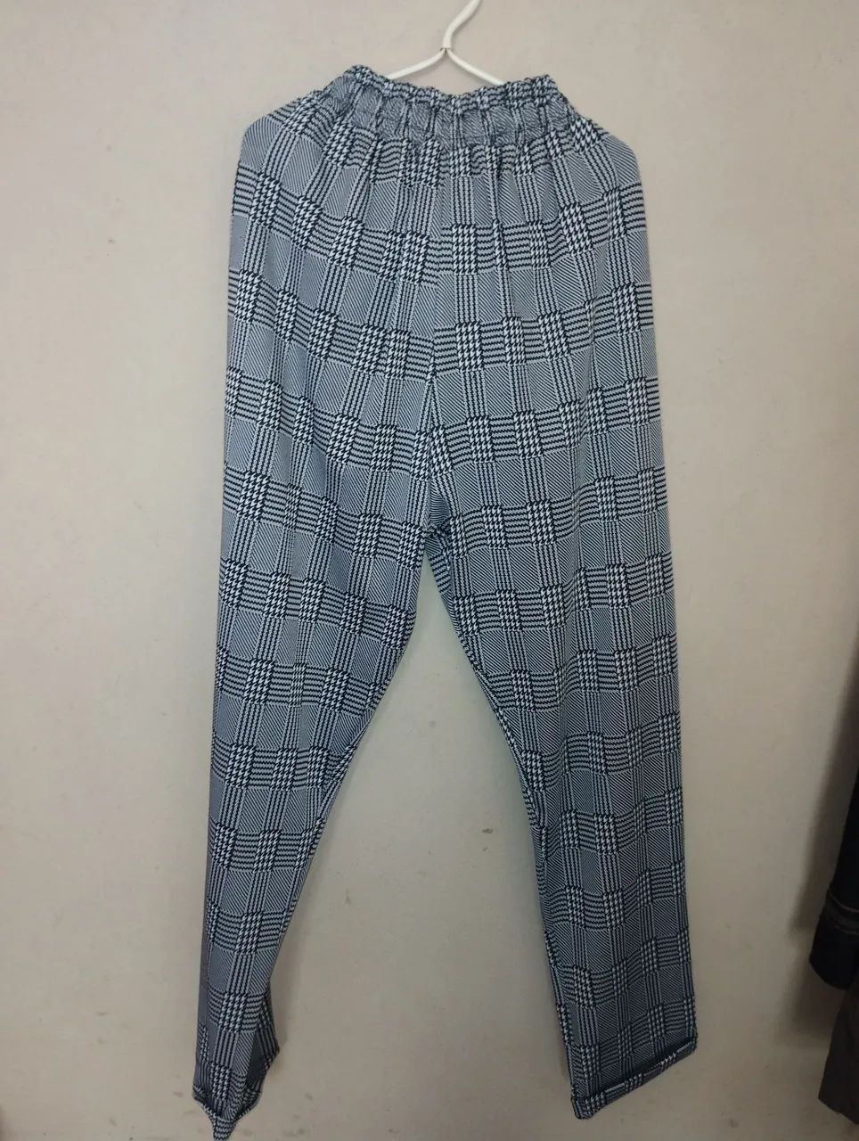 Calça Xadrez com corte social. Padrão Preto e branco. Com elastano. Elástico na cintura.  - Foto 4