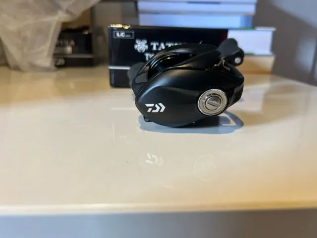 Daiwa 24 Tatula TW 100XHL Bait Reel (esquerda)