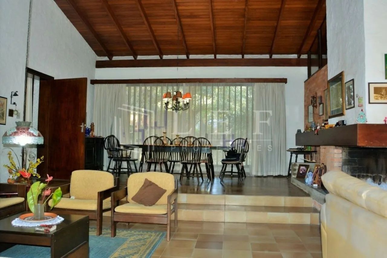Casa Térrea com Vasta Área Verde em Guarapiranga