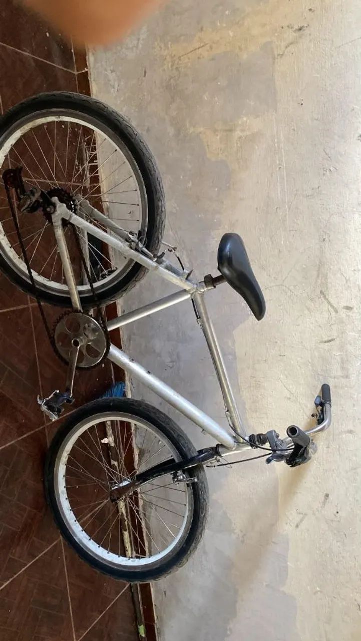 Bicicleta de Alumínio Prata Usada - Foto 3