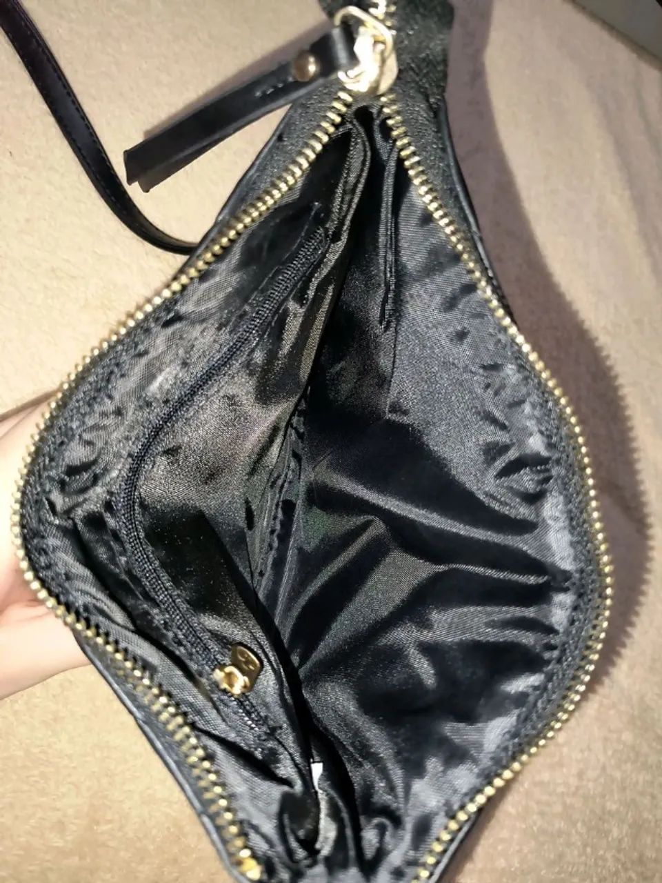 bolsa transversal preta acolchoada - Foto 4