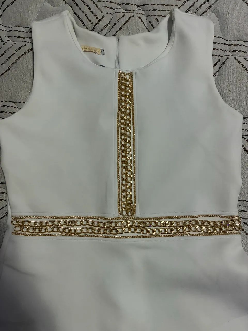 Vestido branco com correntes 