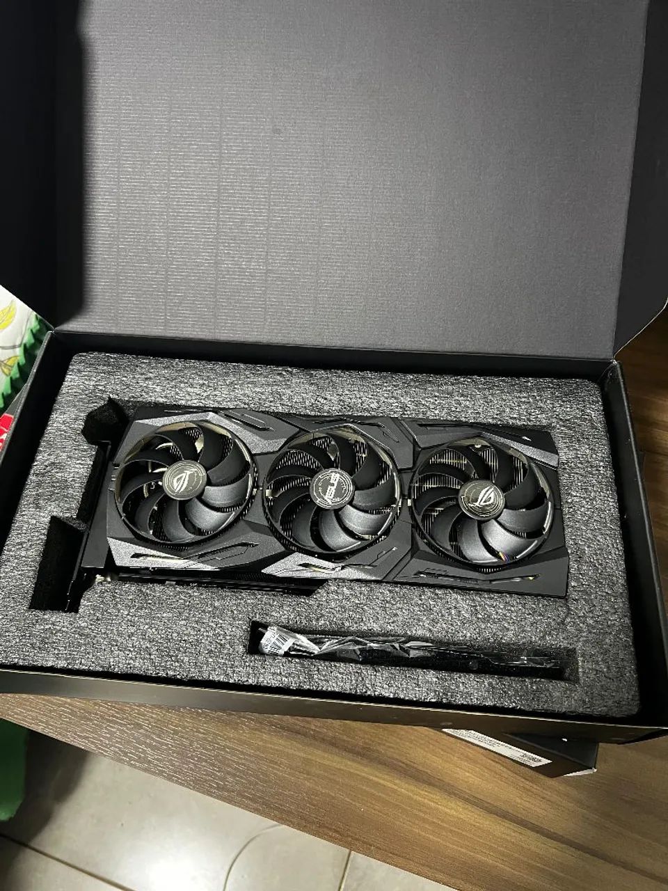 ASUS ROG Strix RX 5700 XT - Foto 2