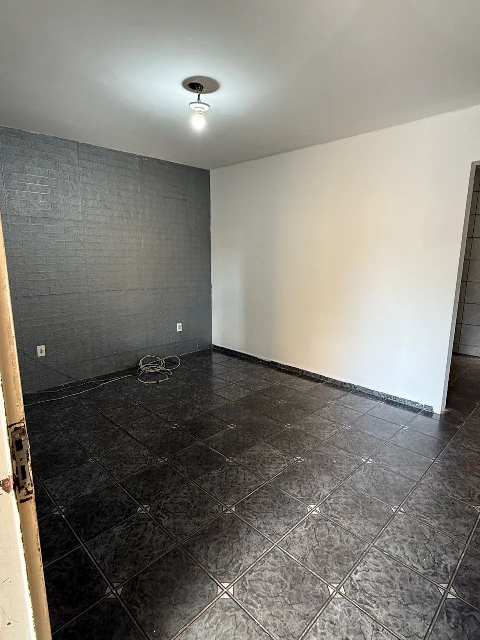 ALUGO CASA 3 QUARTOS COM GARAGEM - BEM LOCALIZADA  - Foto 3