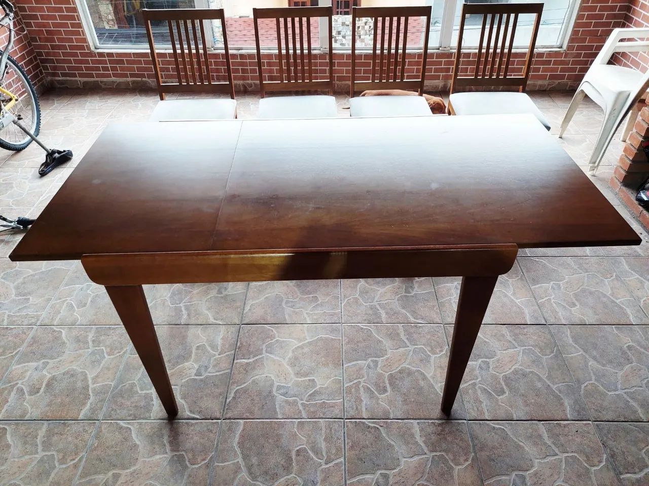MESA EXTENSÍVEL EM MADEIRA IMBUIA + 4 CADEIRAS  - Foto 3