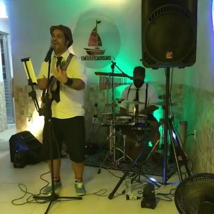 Voz, violão e percuteria  - Foto 4