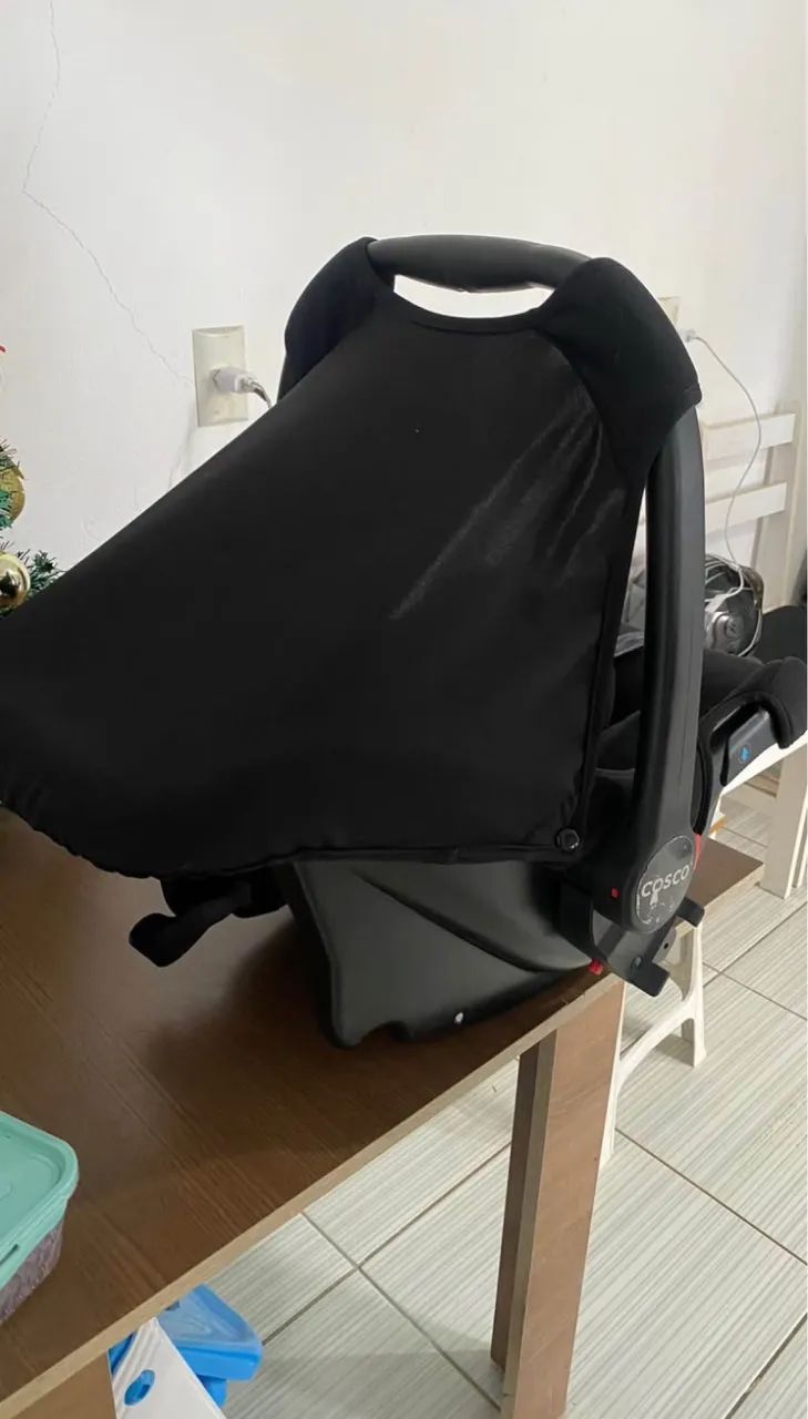 Carrinho de bebê com bebê conforto 