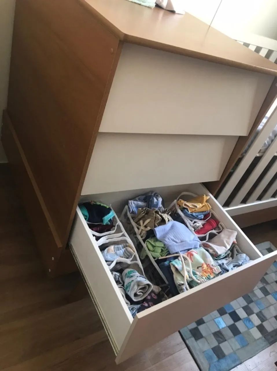 Berço com cômoda + colchão + 2 lençóis (retirando a cômoda se torna uma cama) - Foto 2