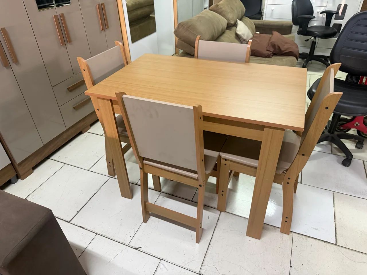 Mesa com 4 cadeiras  - Foto 3