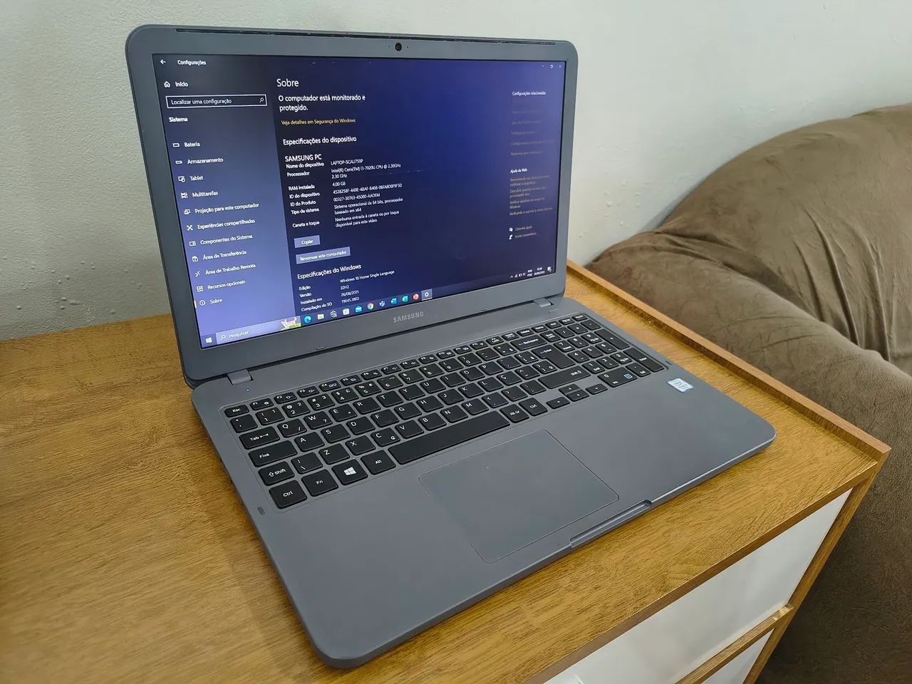 Notebook Samsung NP350XAA-KF3BR focado para trabalho e estudos