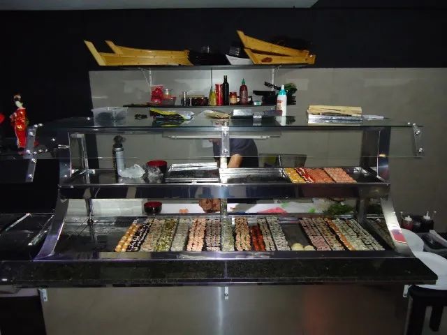 Balcão de sushi buffet quentes e refrigerados