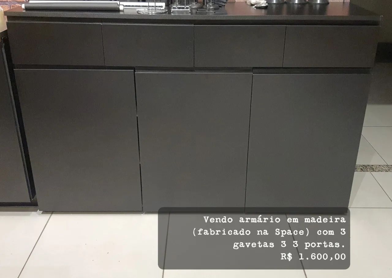 Armário em madeira