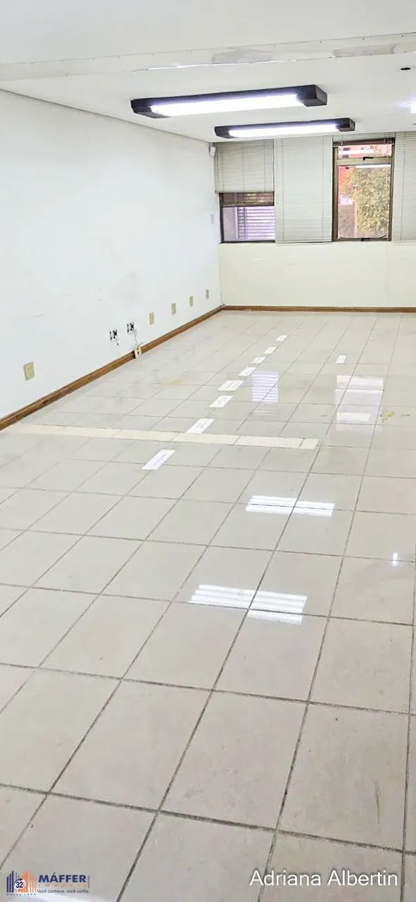 Prédio comercial com 239m²